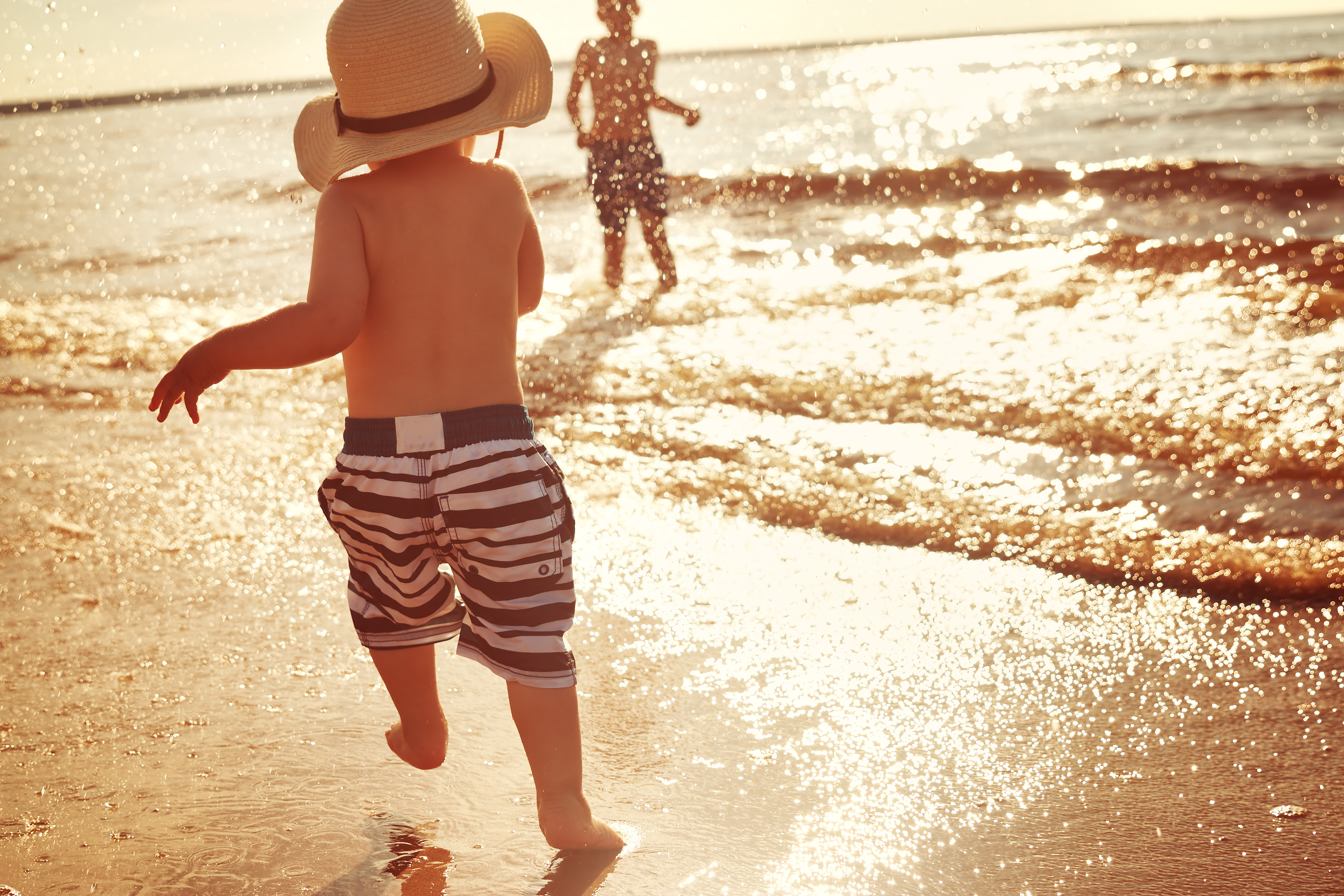TDeux enfants marchant sur le sable