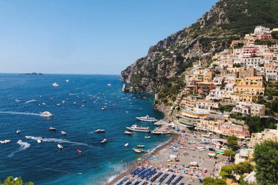 ue spectaculaire de la baie de Naples et Amalfide la mer Méditerranée avec palmier pour visiter la côte amalfitaine