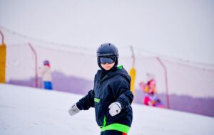 Enfant de 3 ans apprend le ski avec un moniteur en école de ski