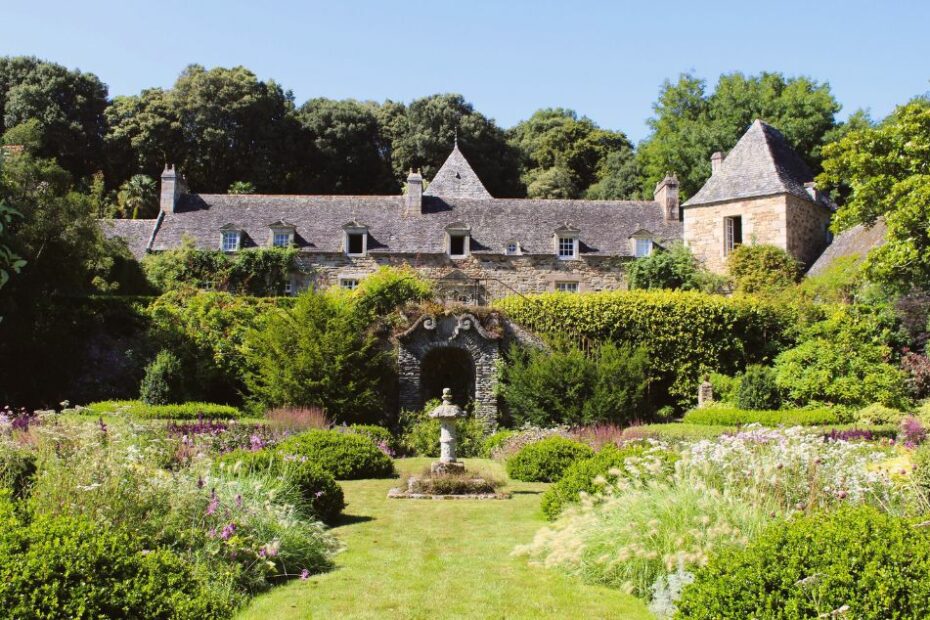 ardin à la française avec parterres de fleurs colorés et buissons taillés à visiter en France au printemps