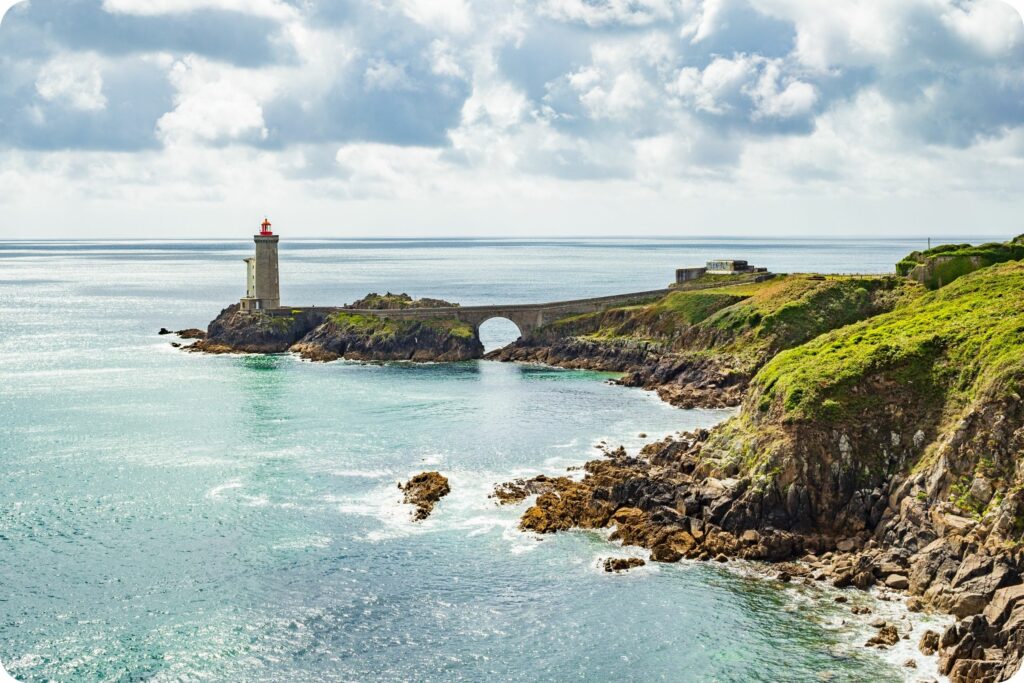 Paysage côtier breton avec phare : une destination accessible malgré les coûts de transport