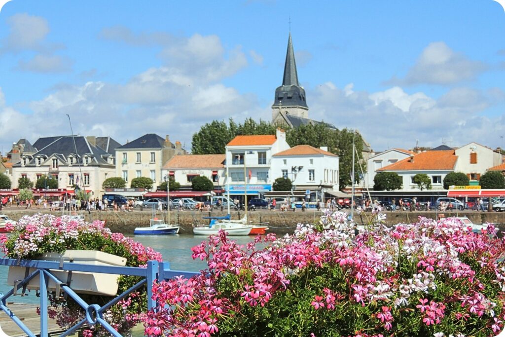 Tourisme côtier accessible : vacances d'été dans une petite ville portuaire française