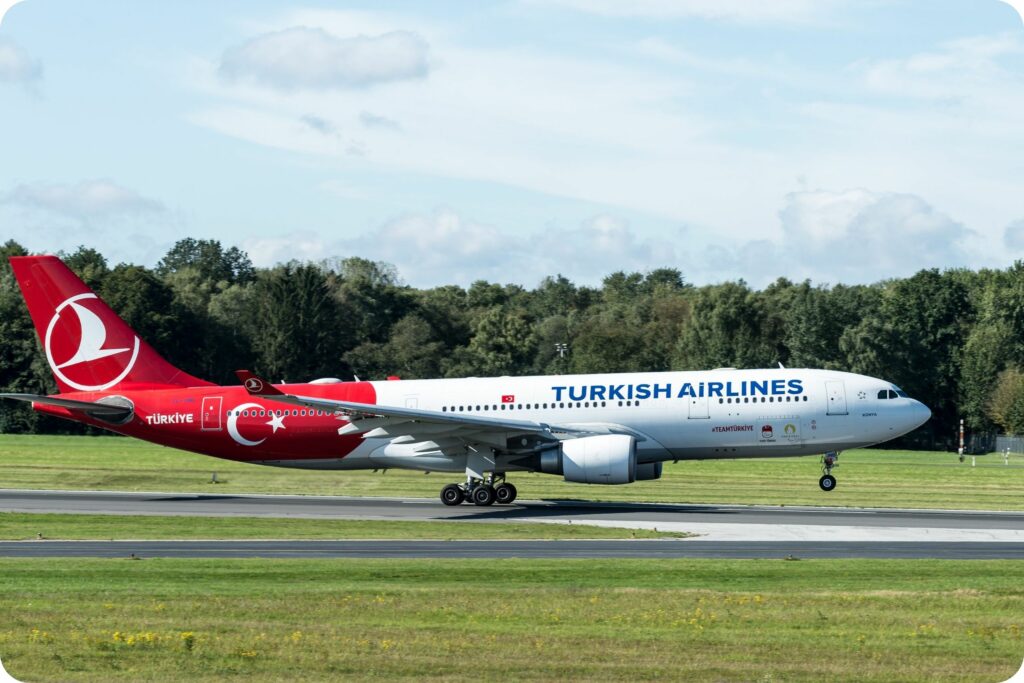 Avion de ligne au décollage : impact de la crise du carburant et des taxes sur les vacances d'été