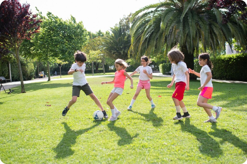 Loisirs en plein air : enfants jouant au football dans un parc