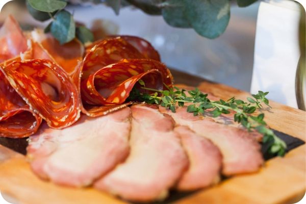 Coppa corse tranchée sur une planche en bois