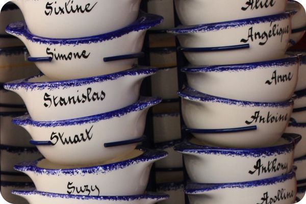 Bols bretons personnalisés empilés en faïence