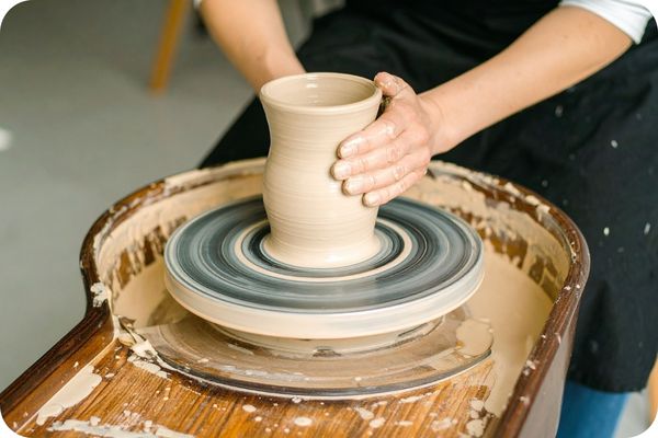 Artisane façonnant une poterie