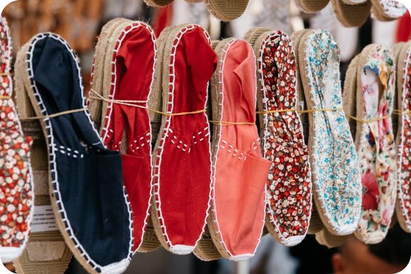 Espadrilles colorées artisanales du Pays basque.