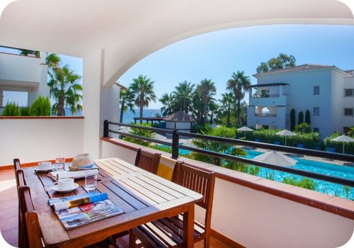 Terrasse avec vue sur la piscine