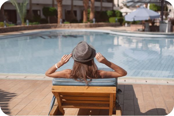 Détente au bord de la piscine