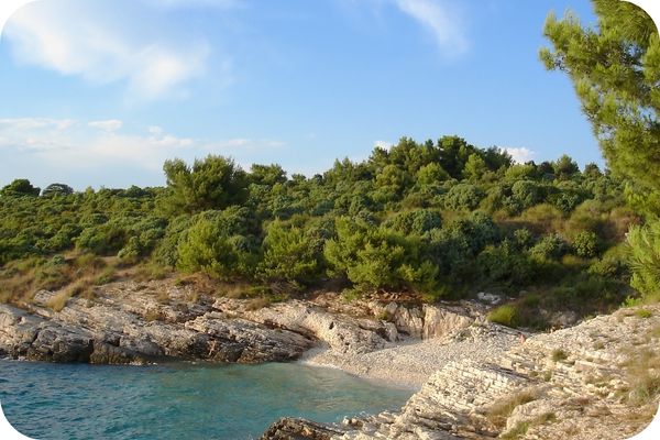 Crique sauvage en Méditerranée