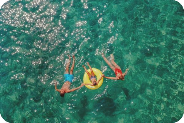 Baignade dans une eau turquoise