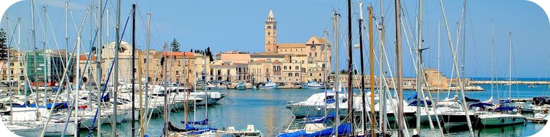 Port de Trani dans les Pouilles avec bateaux et cathédrale en arrière-plan