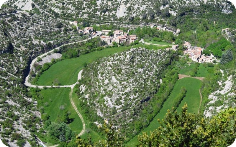 Vue aérienne du Cirque de Navacelles et de son village au fond