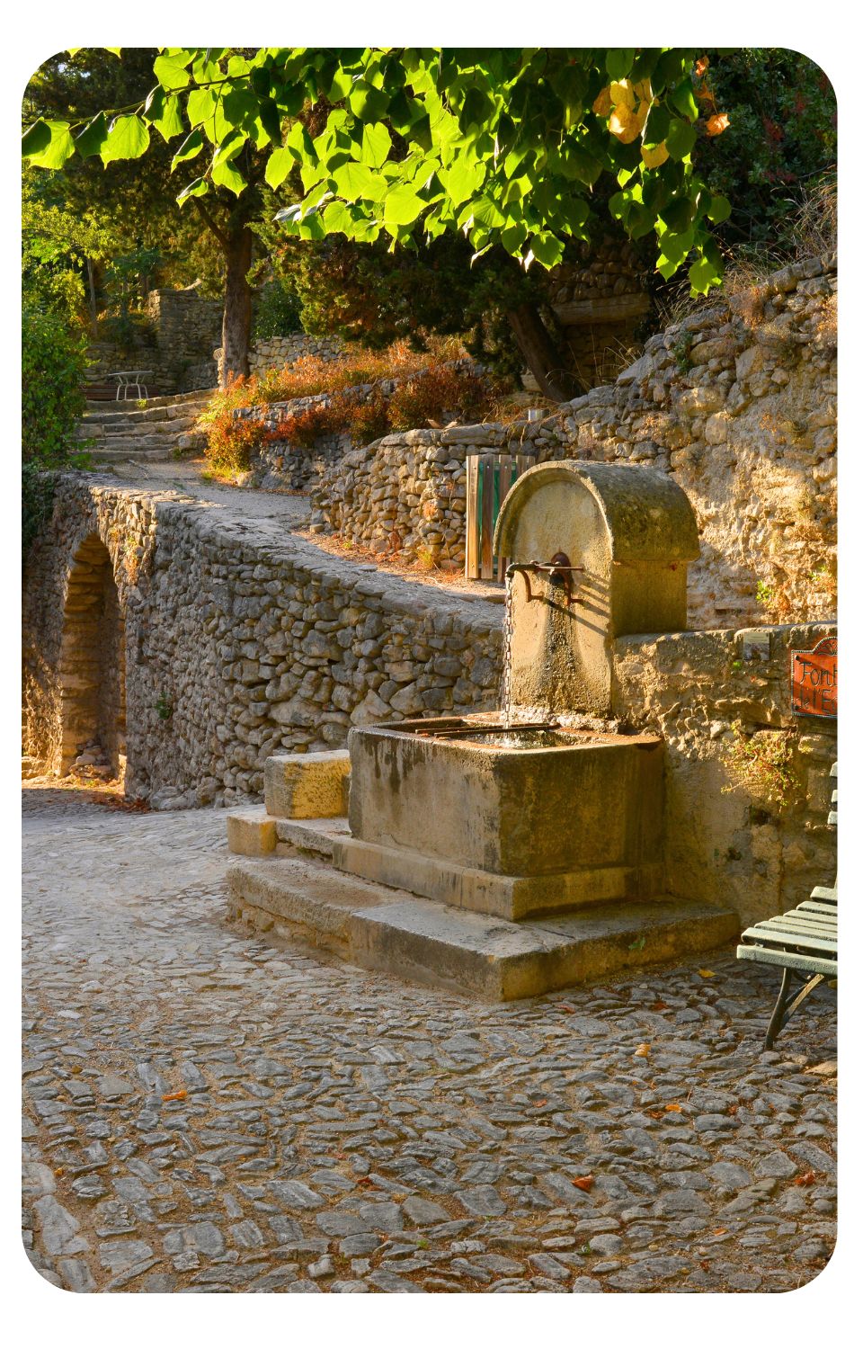 Fontaine de l'église place de l'église à Montbrun-les-Bains (26570), Drôme en Auvergne-Rhône-Alpes, France