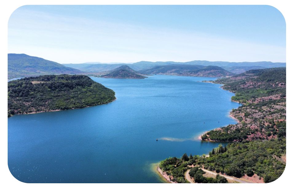 Vue panoramique du lac de Salagou proche de Montpeller , activité en Famille proche du Domaine du Golf de Fabrègues