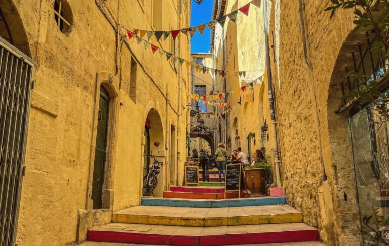 Vue petites ruelles du vieux montpellier dans le centre historique pour savoir que faire autour de Montpellier en famille