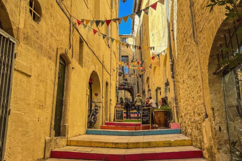 Vue petites ruelles du vieux montpellier dans le centre historique pour savoir que faire autour de Montpellier en famille