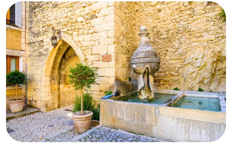 Ancienne fontaine de village de Montbrun-les-Bains. Provence, France.