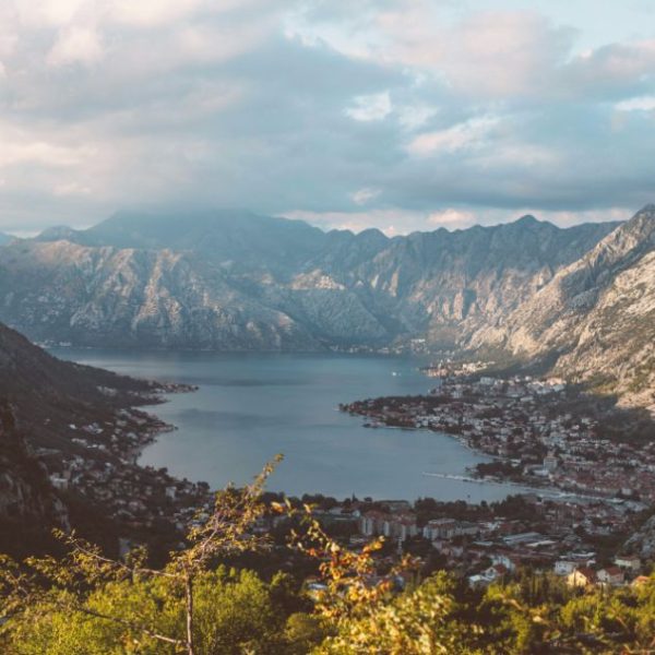 Vue d'ensemble des Bouches de Kotor en Monténégro