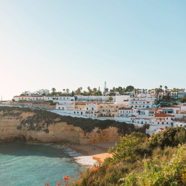 Plage et village de Carvoeiro au Portugal