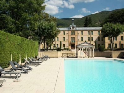 Chateau-des-Gipieres-montbrun-les-bains-ateya-piscine