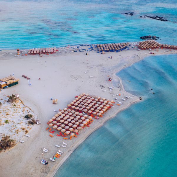 Plage de sable rose