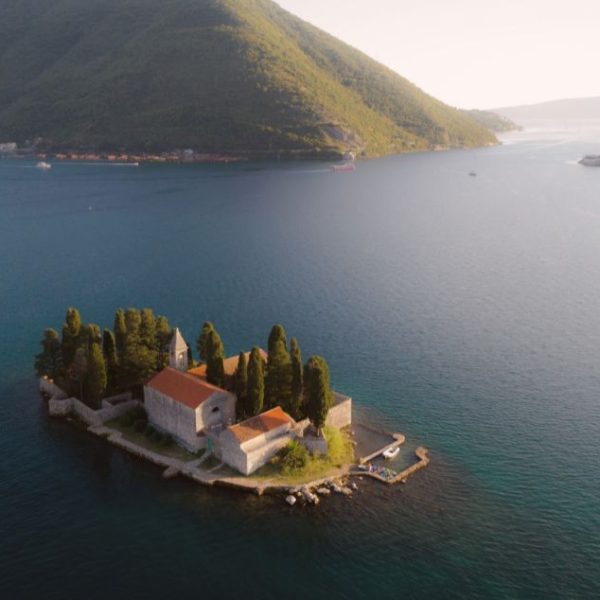 Autotour en Croatie deuxième jour dans les Bouches de Kotor en Monténégro avec paysage île