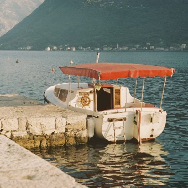 Petit bateau dans les Bouches de Kotor au Monténégro