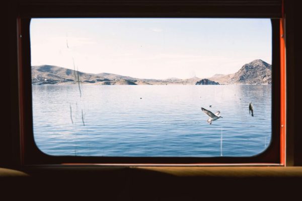 Vue magnifique depuis la fenêtre d'un train pendant des vacances en slow travel