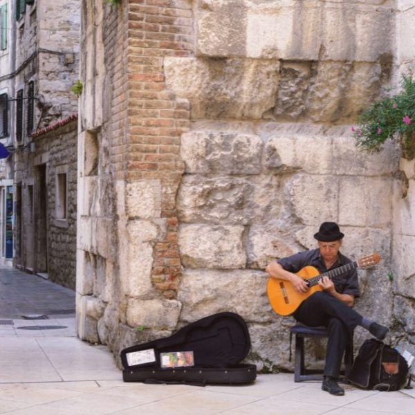 Artiste de rue dans les rues de Split pendant les vacances en Croatie