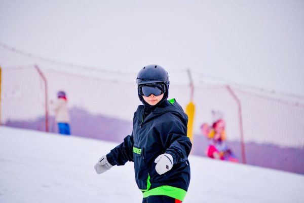 Enfant de 3 ans apprend le ski avec un moniteur en école de ski