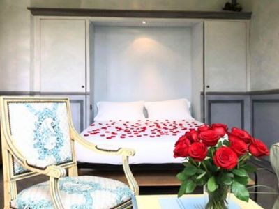 Studio du Chateau des Gipières, chambre lit double à Montbrun amoureux couple