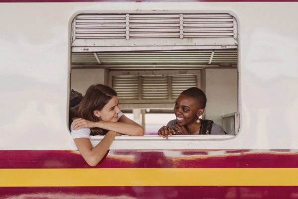 Amis qui sont heureuse de partir en vacances en train